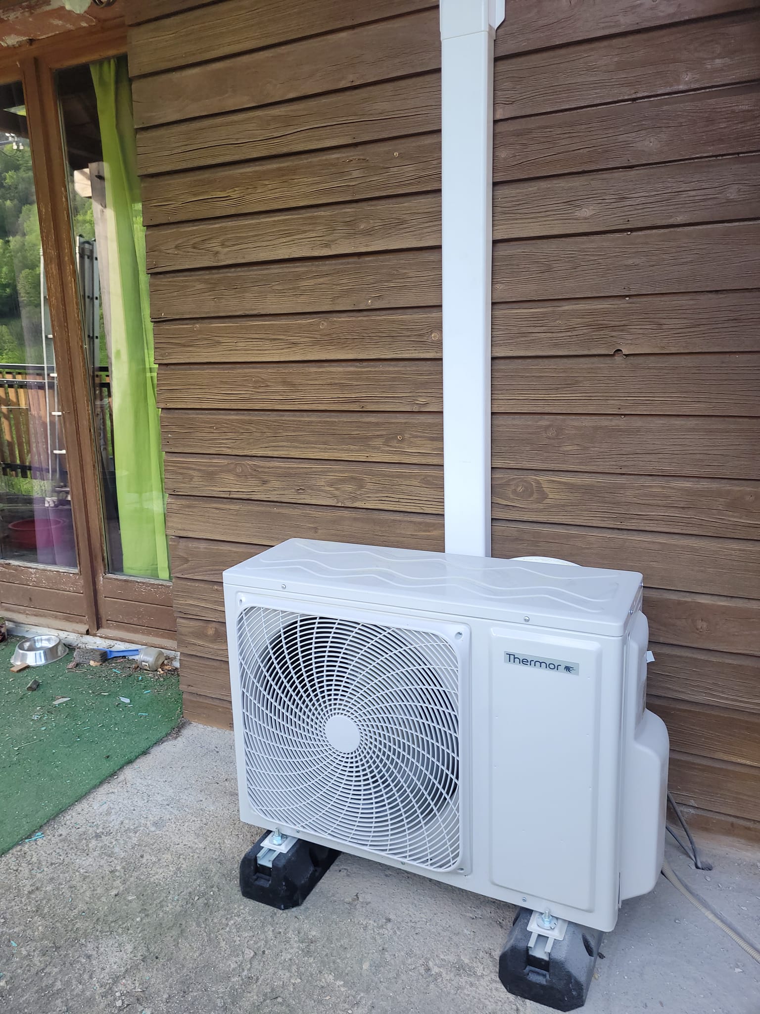Pose de climatisation : installation d’une unité extérieure sur supports stabilisés