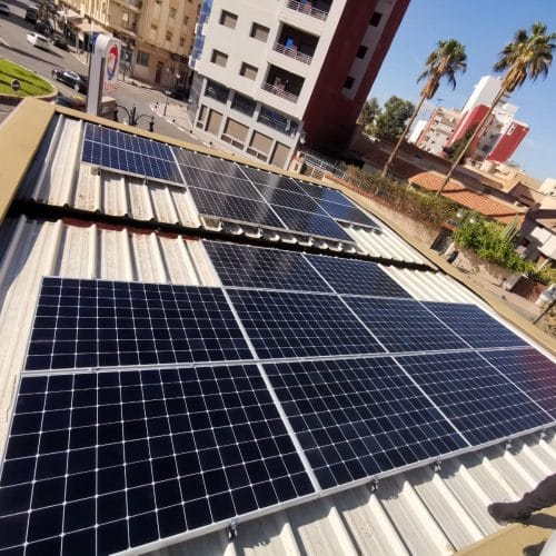 Installation de panneaux photovoltaïques sur toiture bac acier pour produire de l’énergie solaire
